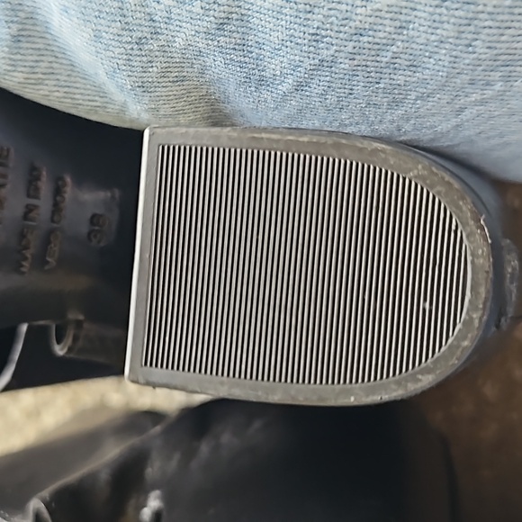 Vic Matie ladies heels with open toe. Black leather.  Great condition. Size 38 - Picture 8 of 11